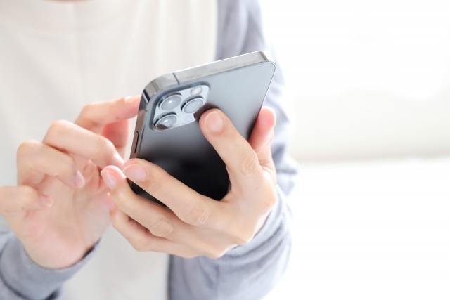 スマホを操作する手元
