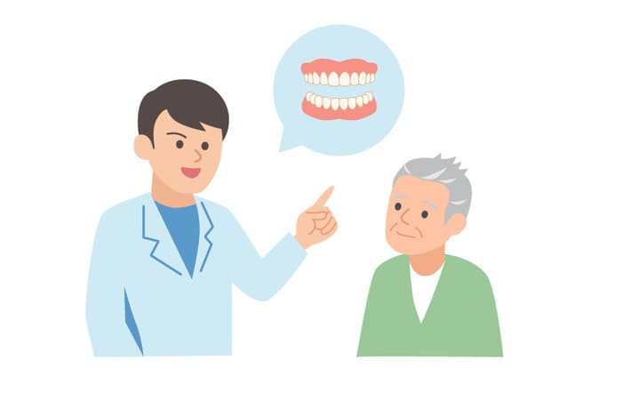 作りたての入れ歯の違和感について説明する歯科医師