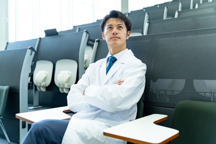 歯科医が臨床指導医を目指して研修・講義を受ける様子