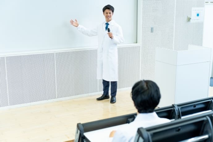 臨床指導医として歯科医師に指導・教育を行う講義風景