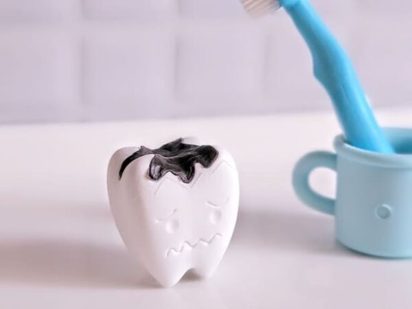 虫歯のイメージイラスト 黒くなった歯と歯ブラシ