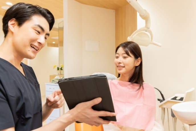 歯科医院で歯の痛みを相談 早めに歯科医院で相談する診療風景
