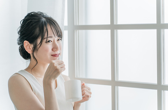 丁寧な歯磨きを行う女性
