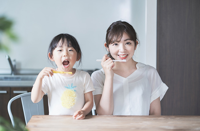 歯磨きをする母と娘