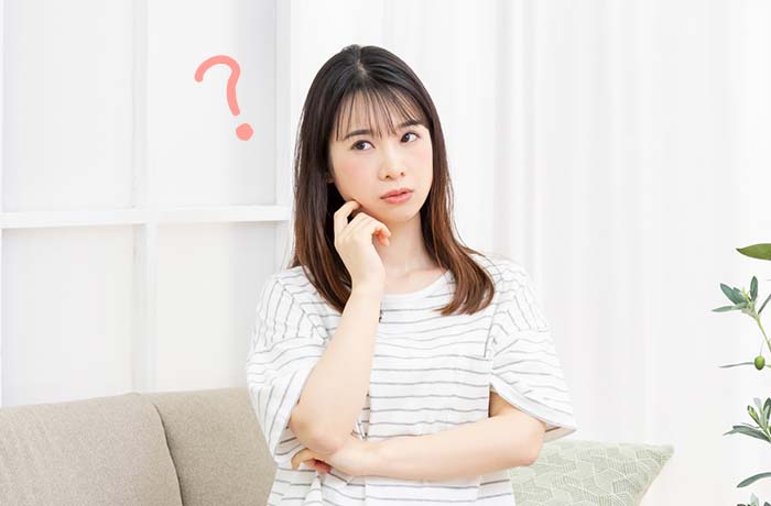 悩む女性の画像