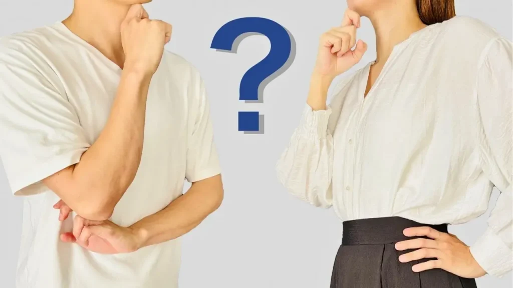 顎に手を当てて考えてる男女