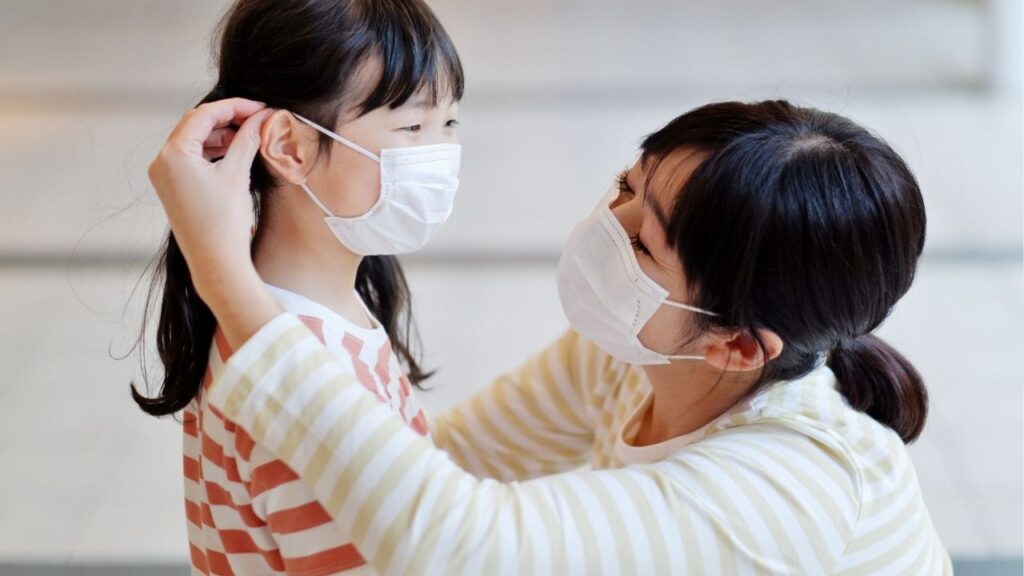 マスクを着けている親子