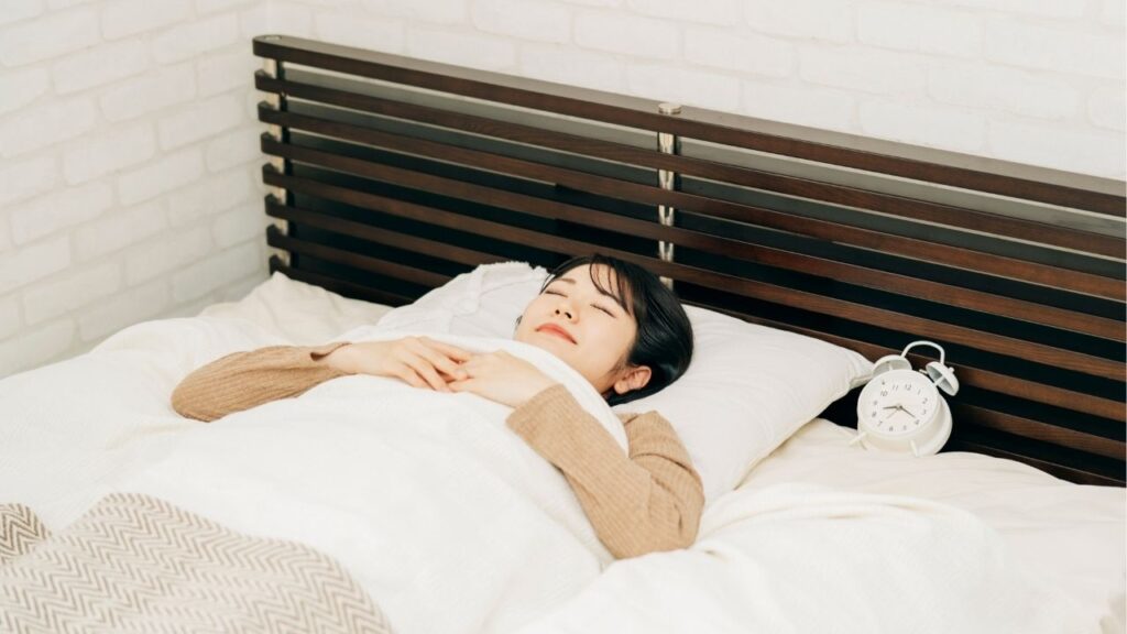 口を閉じて眠る女性