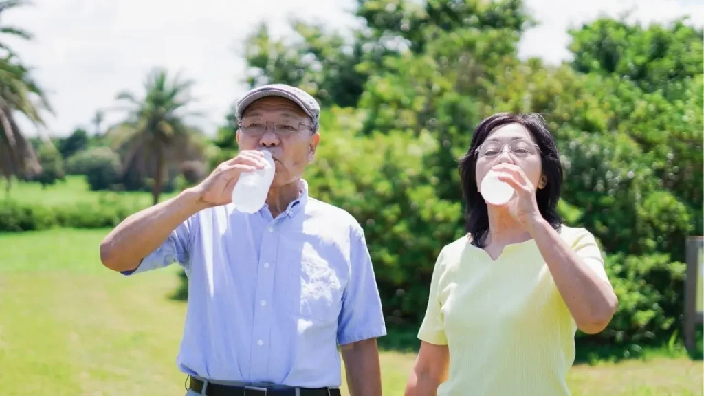 ペットボトルの水を飲んでいる男性と女性