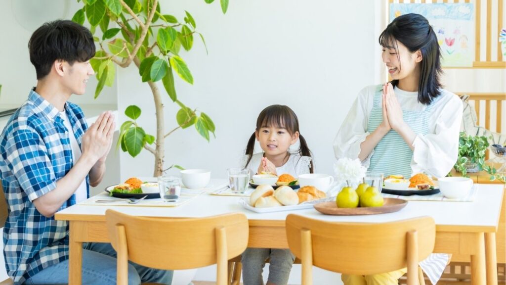 食事をはじめようとしている親子
