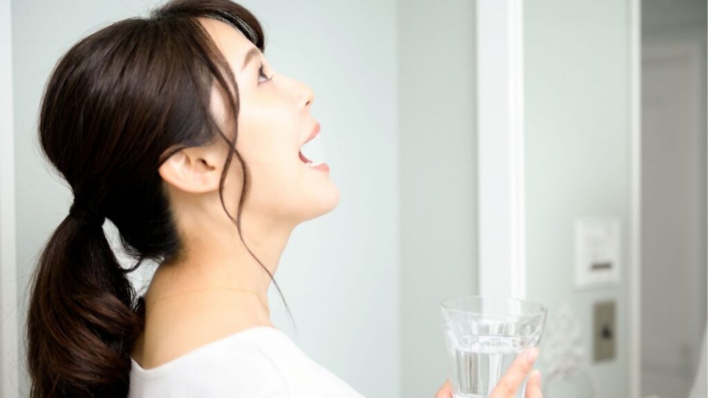 うがいをしている女性