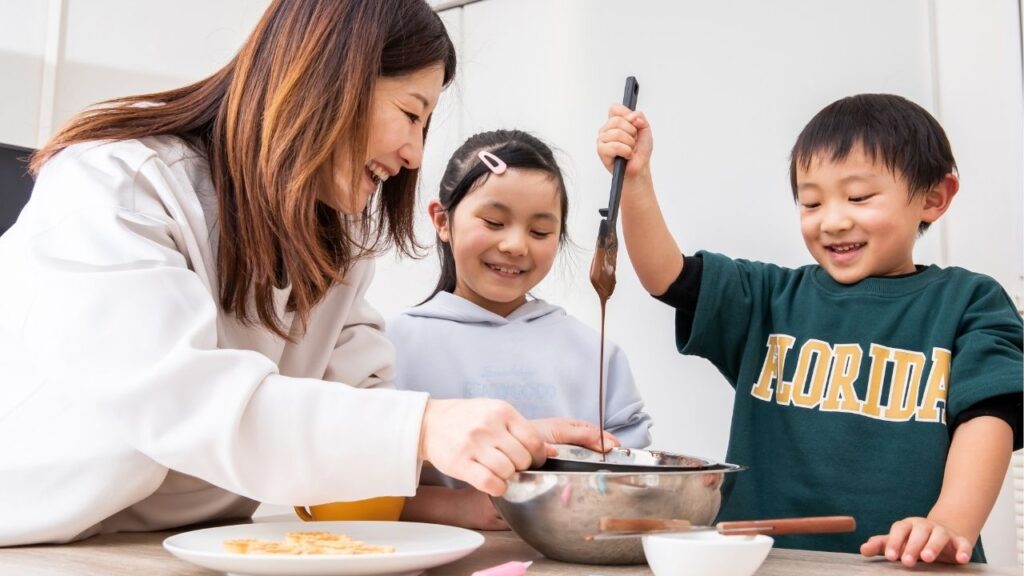親子3人でお菓子を作っている