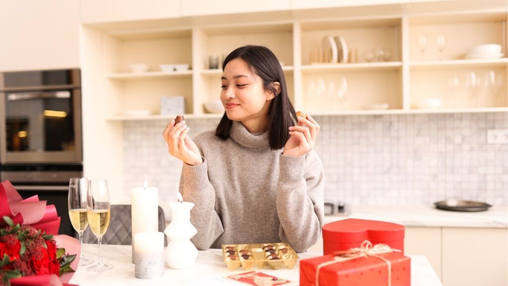 笑顔でチョコレートを食べている女性