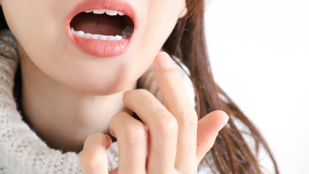 口のにおいが気になっている女性