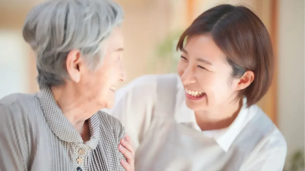 高齢の女性と笑顔で話しをするスタッフのイメージ