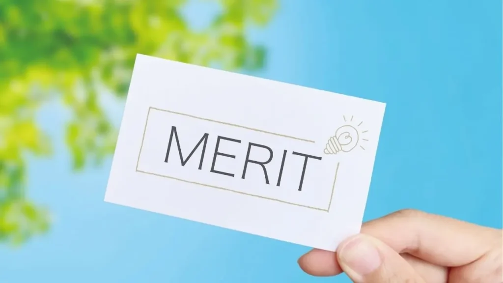 メリットという紙を青空にかざしている