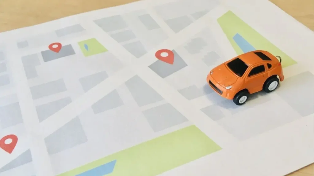 マップの上にミニカーが停まっている
