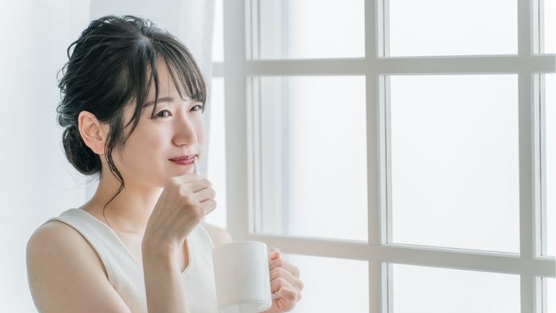 笑顔で歯を磨く女性