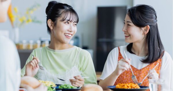 笑顔で食事をする女性たち