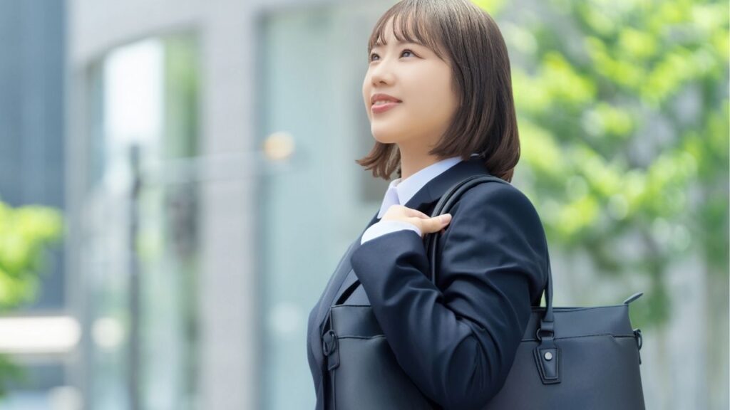 スーツを着て微笑む女性