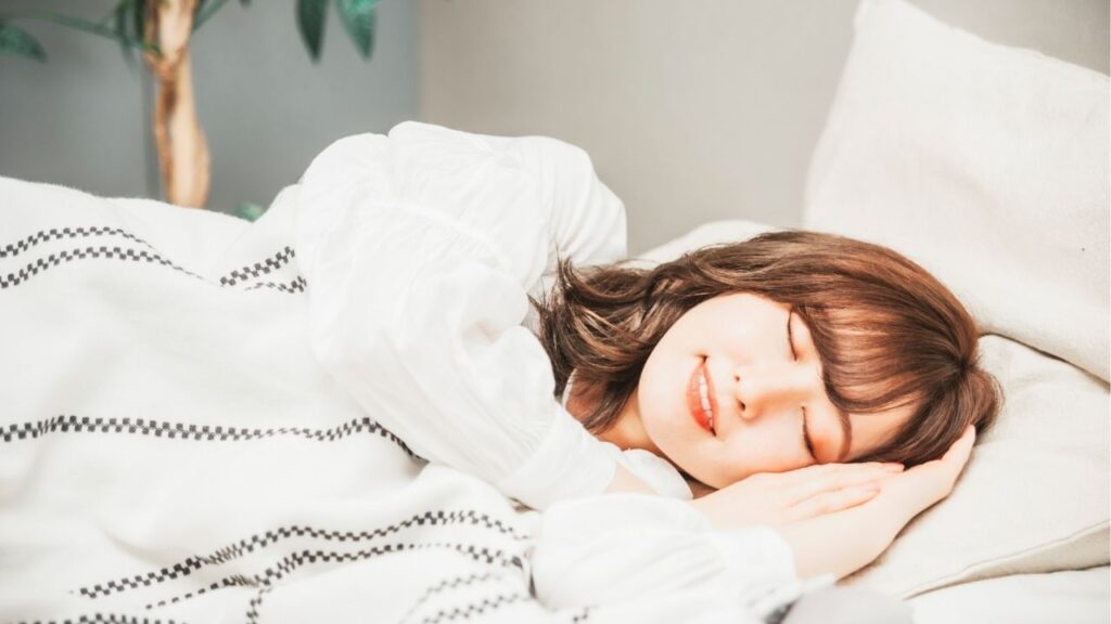 心地良さそうに眠っている女性