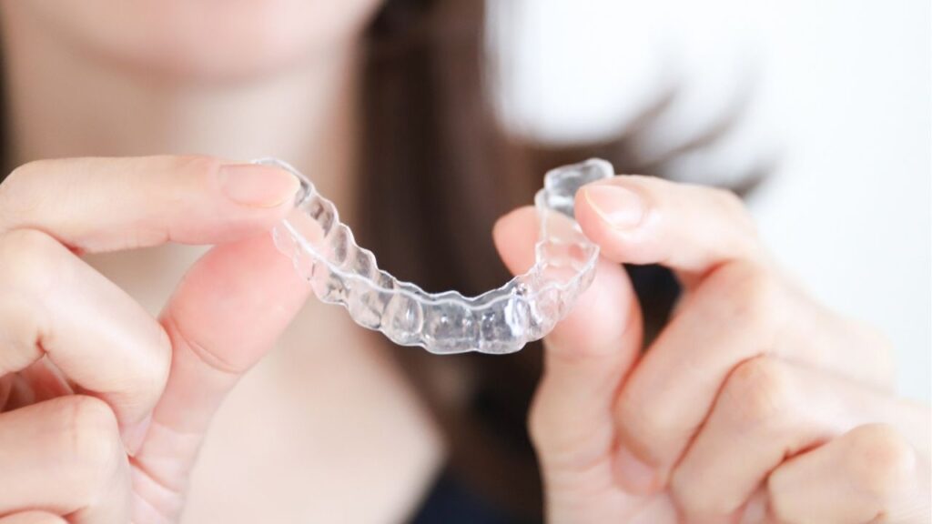 ナイトガードを手に持っている女性