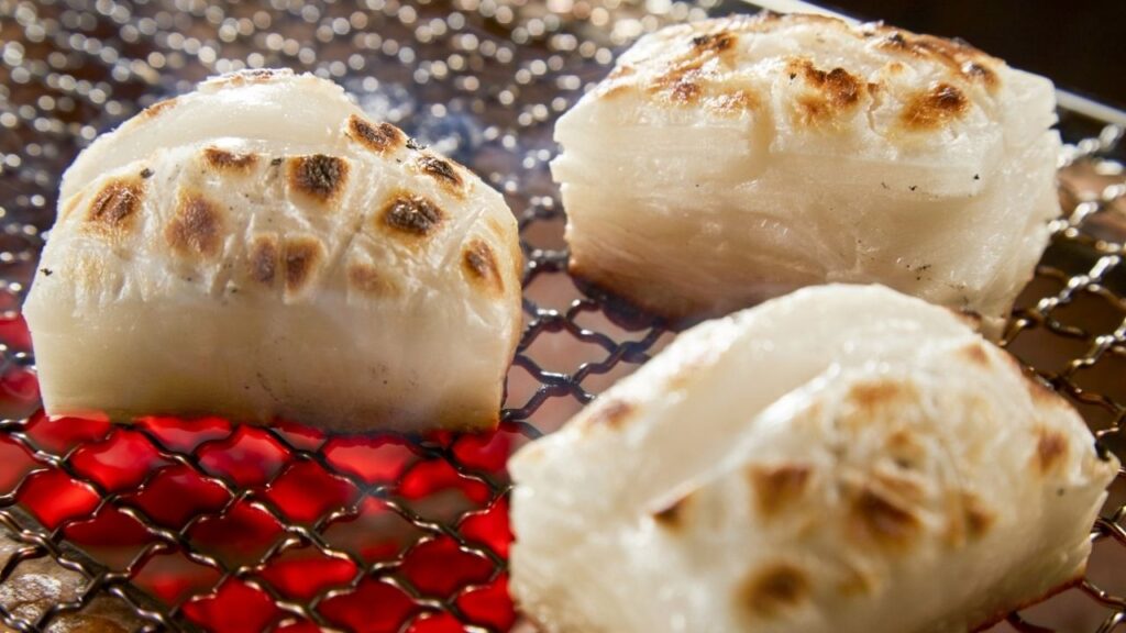 網の上で焼かれているお餅