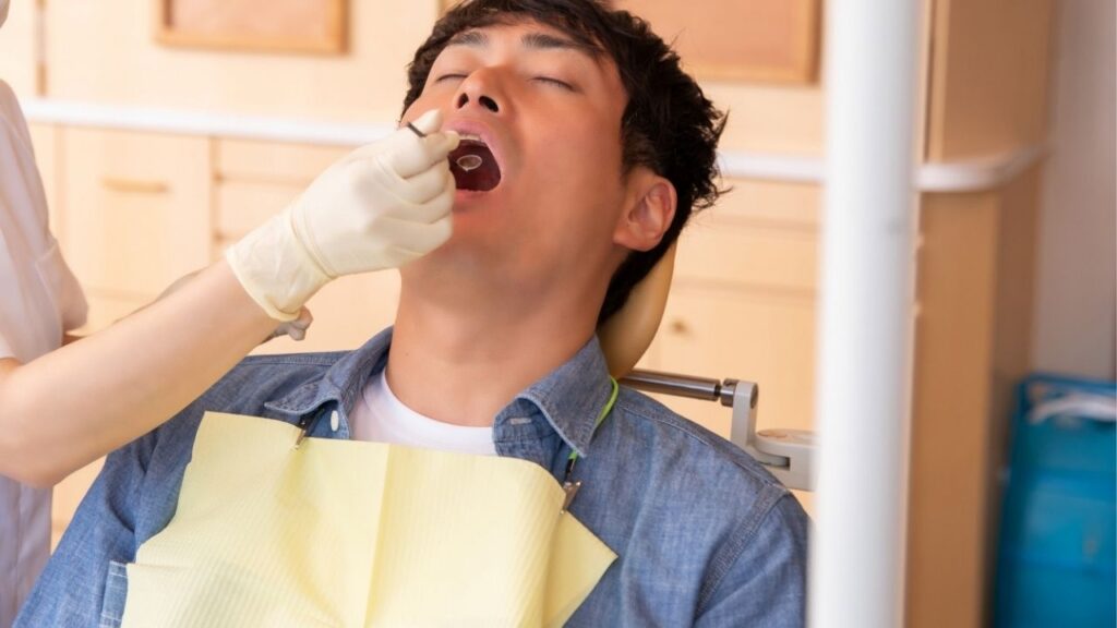 歯科で検査をしてもらっている男性