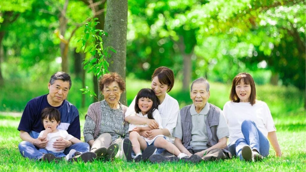 笑顔で座っている家族